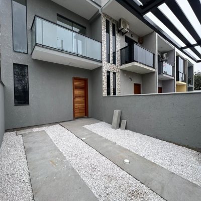 Sobrado Residencial com 48m², 2 quartos, 1 suíte, 1 garagem, no bairro Rio Vermelho em Florianópolis