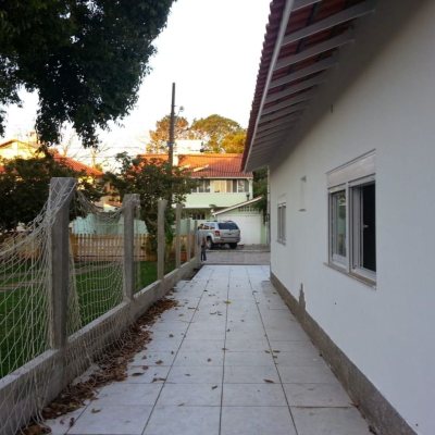 Casa Residencial com 171m², 2 quartos, 2 suítes, 7 garagens, no bairro Cachoeira Do Bom Jesus em Florianópolis