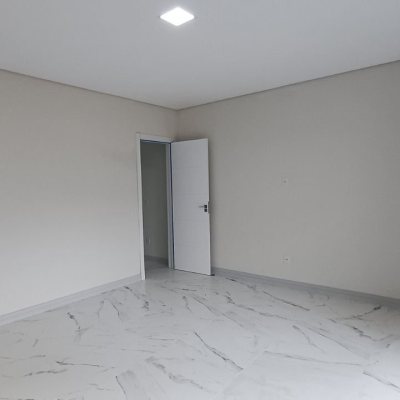 Casa Residencial com 87m², 3 quartos, 1 suíte, 2 garagens, no bairro Canasvieiras em Florianópolis