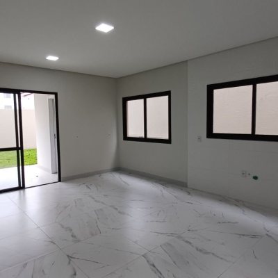 Casa Residencial com 87m², 3 quartos, 1 suíte, 2 garagens, no bairro Canasvieiras em Florianópolis