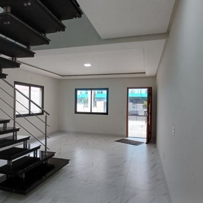 Casa Residencial com 87m², 3 quartos, 1 suíte, 2 garagens, no bairro Canasvieiras em Florianópolis