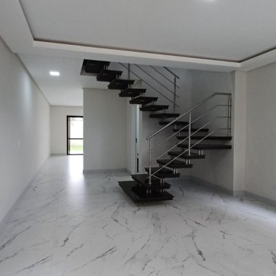 Casa Residencial com 87m², 3 quartos, 1 suíte, 2 garagens, no bairro Canasvieiras em Florianópolis