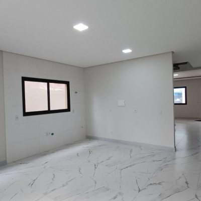 Casa Residencial com 87m², 3 quartos, 1 suíte, 2 garagens, no bairro Canasvieiras em Florianópolis