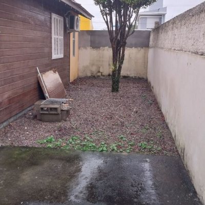 Casa Residencial com 300m², 4 quartos, 4 garagens, no bairro Carianos em Florianópolis