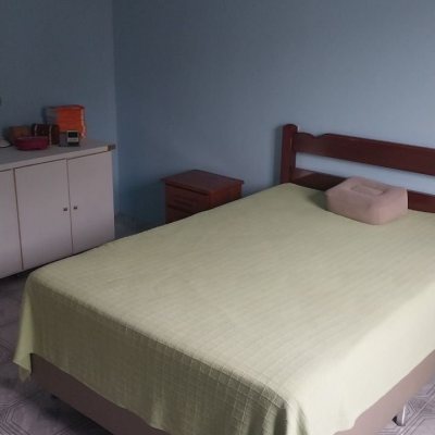 Casa Residencial com 300m², 4 quartos, 4 garagens, no bairro Carianos em Florianópolis