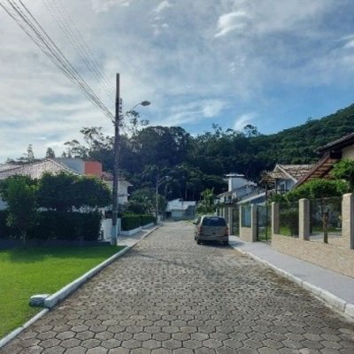 Terrenos Residenciais com 1435m², no bairro Sambaqui em Florianópolis