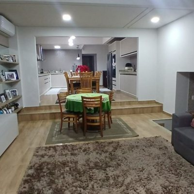 Casa Residencial com 271m², 3 quartos, 1 suíte, 2 garagens, no bairro Serraria em São José