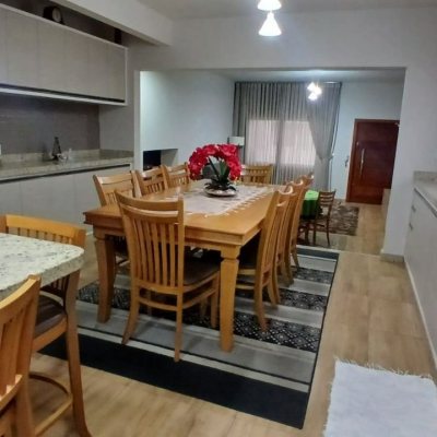 Casa Residencial com 271m², 3 quartos, 1 suíte, 2 garagens, no bairro Serraria em São José
