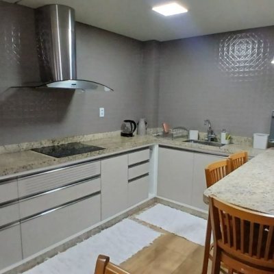 Casa Residencial com 271m², 3 quartos, 1 suíte, 2 garagens, no bairro Serraria em São José