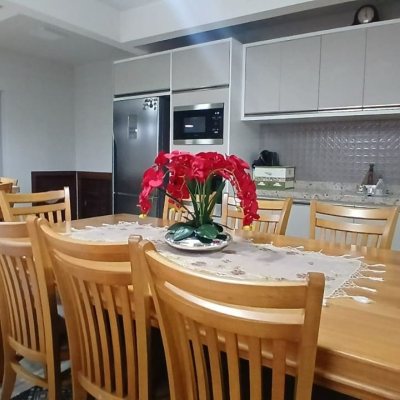 Casa Residencial com 271m², 3 quartos, 1 suíte, 2 garagens, no bairro Serraria em São José