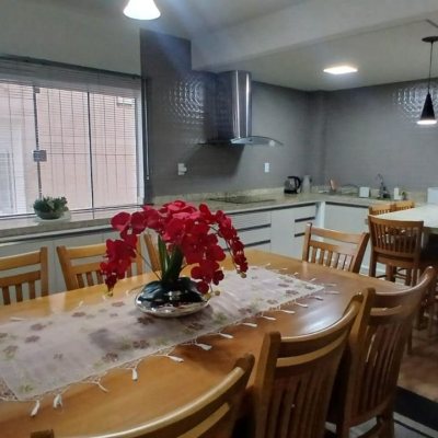 Casa Residencial com 271m², 3 quartos, 1 suíte, 2 garagens, no bairro Serraria em São José