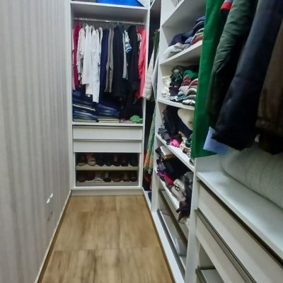 Casa Residencial com 271m², 3 quartos, 1 suíte, 2 garagens, no bairro Serraria em São José