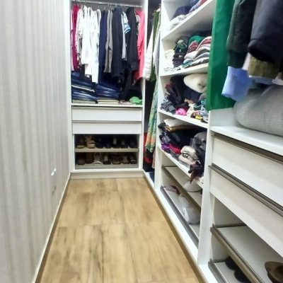 Casa Residencial com 271m², 3 quartos, 1 suíte, 2 garagens, no bairro Serraria em São José