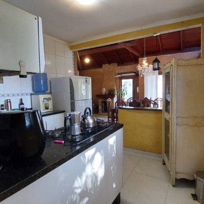 Casa Residencial com 160m², 2 quartos, 2 suítes, 2 garagens, no bairro Rio Tavares em Florianópolis