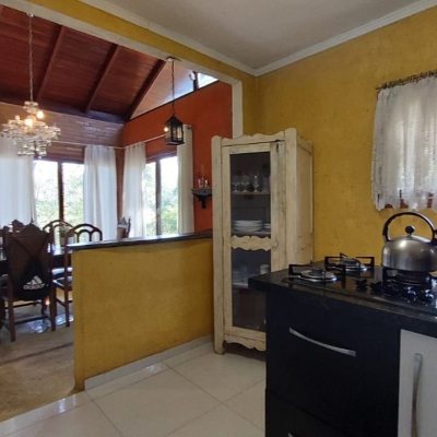 Casa Residencial com 160m², 2 quartos, 2 suítes, 2 garagens, no bairro Rio Tavares em Florianópolis