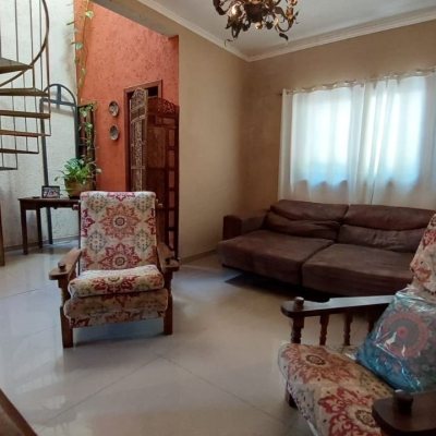 Casa Residencial com 160m², 2 quartos, 2 suítes, 2 garagens, no bairro Rio Tavares em Florianópolis