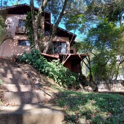 Casa Residencial com 160m², 2 quartos, 2 suítes, 2 garagens, no bairro Rio Tavares em Florianópolis