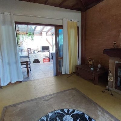 Casa Residencial com 160m², 2 quartos, 2 suítes, 2 garagens, no bairro Rio Tavares em Florianópolis