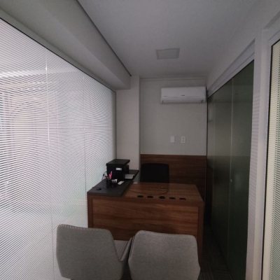 Sala com 64m², no bairro Centro em Florianópolis