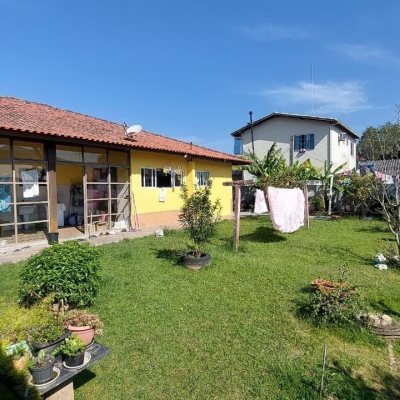 Casa Residencial com 215m², 4 quartos, 1 suíte, 4 garagens, no bairro Barra da Lagoa em Florianópolis