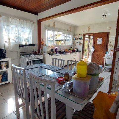 Casa Residencial com 215m², 4 quartos, 1 suíte, 4 garagens, no bairro Barra da Lagoa em Florianópolis