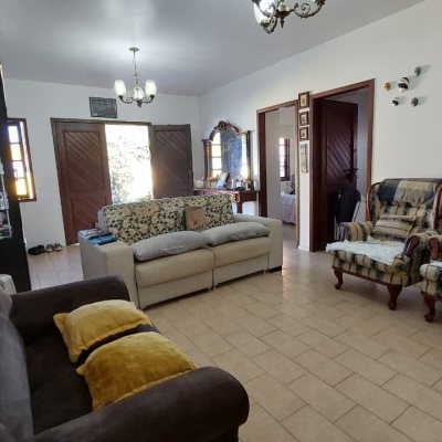 Casa Residencial com 215m², 4 quartos, 1 suíte, 4 garagens, no bairro Barra da Lagoa em Florianópolis