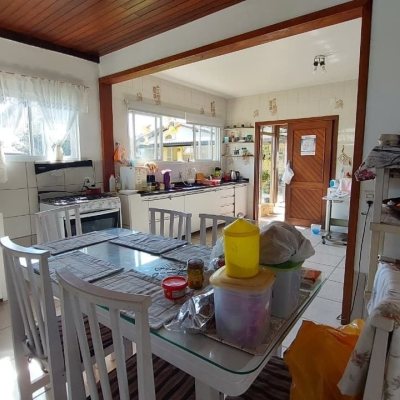 Casa Residencial com 215m², 4 quartos, 1 suíte, 4 garagens, no bairro Barra da Lagoa em Florianópolis