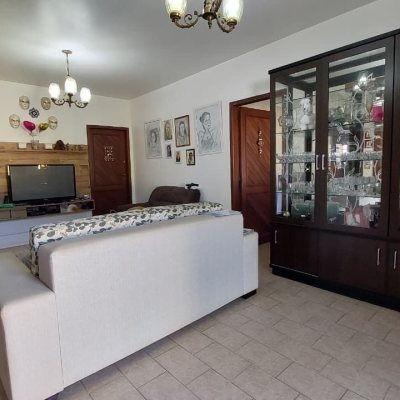 Casa Residencial com 215m², 4 quartos, 1 suíte, 4 garagens, no bairro Barra da Lagoa em Florianópolis