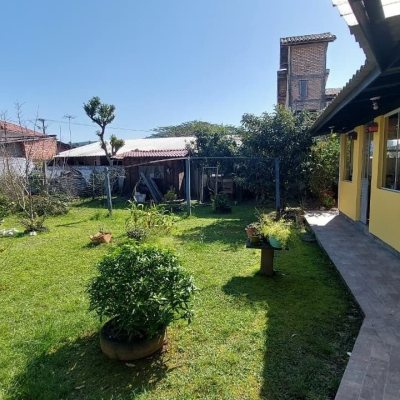 Casa Residencial com 215m², 4 quartos, 1 suíte, 4 garagens, no bairro Barra da Lagoa em Florianópolis