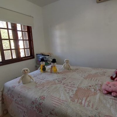 Casa Residencial com 215m², 4 quartos, 1 suíte, 4 garagens, no bairro Barra da Lagoa em Florianópolis