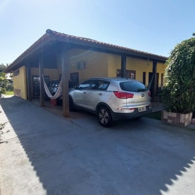 Casa Residencial com 215m², 4 quartos, 1 suíte, 4 garagens, no bairro Barra da Lagoa em Florianópolis