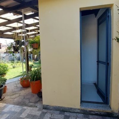 Casa Residencial com 215m², 4 quartos, 1 suíte, 4 garagens, no bairro Barra da Lagoa em Florianópolis