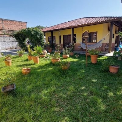 Casa Residencial com 215m², 4 quartos, 1 suíte, 4 garagens, no bairro Barra da Lagoa em Florianópolis