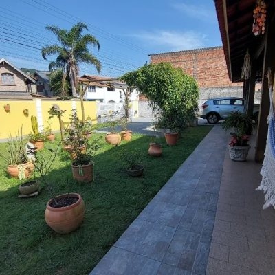 Casa Residencial com 215m², 4 quartos, 1 suíte, 4 garagens, no bairro Barra da Lagoa em Florianópolis