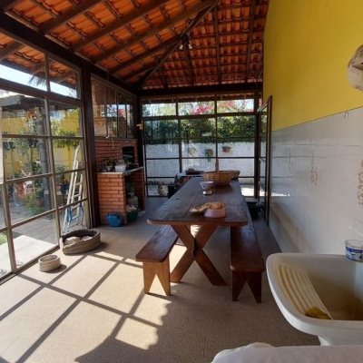 Casa Residencial com 215m², 4 quartos, 1 suíte, 4 garagens, no bairro Barra da Lagoa em Florianópolis