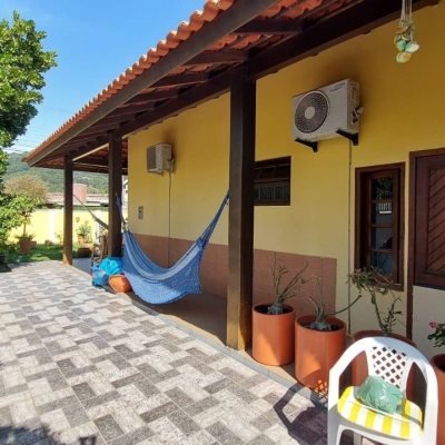 Casa Residencial com 215m², 4 quartos, 1 suíte, 4 garagens, no bairro Barra da Lagoa em Florianópolis