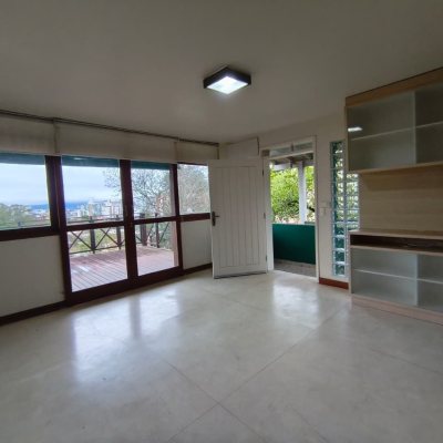Casa Residencial com 224m², 6 quartos (sendo 2 suítes), 5 garagens, no bairro Agronômica em Florianópolis
