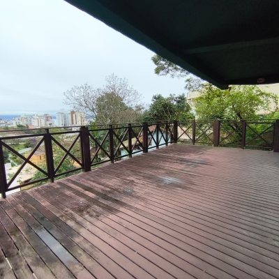 Casa Residencial com 224m², 6 quartos (sendo 2 suítes), 5 garagens, no bairro Agronômica em Florianópolis