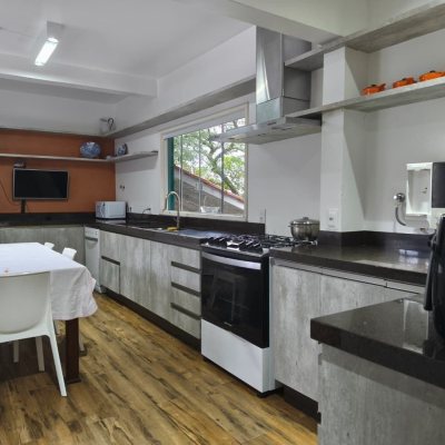 Casa Residencial com 224m², 6 quartos (sendo 2 suítes), 5 garagens, no bairro Agronômica em Florianópolis