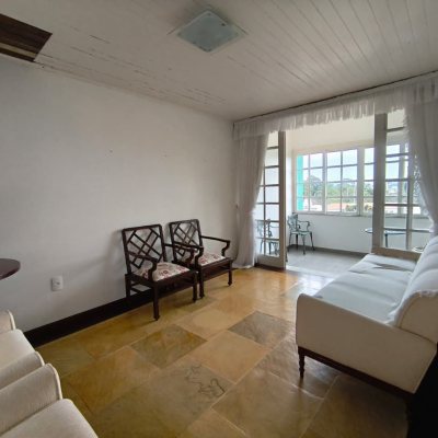 Casa Residencial com 224m², 6 quartos (sendo 2 suítes), 5 garagens, no bairro Agronômica em Florianópolis