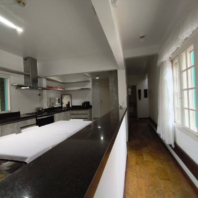 Casa Residencial com 224m², 6 quartos (sendo 2 suítes), 5 garagens, no bairro Agronômica em Florianópolis
