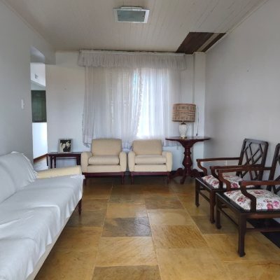 Casa Residencial com 224m², 6 quartos (sendo 2 suítes), 5 garagens, no bairro Agronômica em Florianópolis