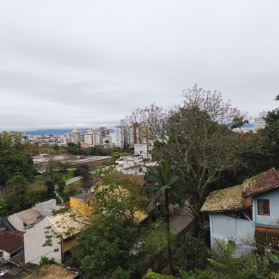Casa Residencial com 224m², 6 quartos (sendo 2 suítes), 5 garagens, no bairro Agronômica em Florianópolis