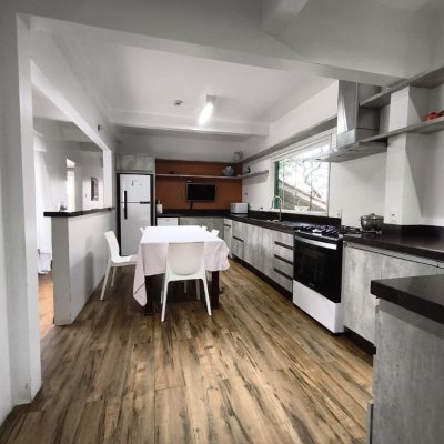 Casa Residencial com 224m², 6 quartos (sendo 2 suítes), 5 garagens, no bairro Agronômica em Florianópolis