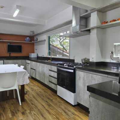 Casa Residencial com 224m², 6 quartos (sendo 2 suítes), 5 garagens, no bairro Agronômica em Florianópolis