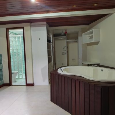 Casa Residencial com 224m², 6 quartos (sendo 2 suítes), 5 garagens, no bairro Agronômica em Florianópolis