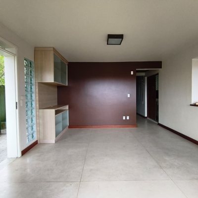 Casa Residencial com 224m², 6 quartos (sendo 2 suítes), 5 garagens, no bairro Agronômica em Florianópolis