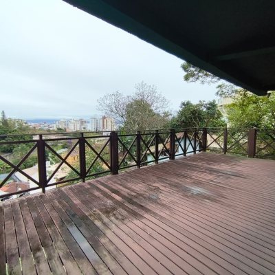 Casa Residencial com 224m², 6 quartos (sendo 2 suítes), 5 garagens, no bairro Agronômica em Florianópolis