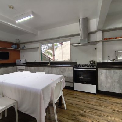 Casa Residencial com 224m², 6 quartos (sendo 2 suítes), 5 garagens, no bairro Agronômica em Florianópolis