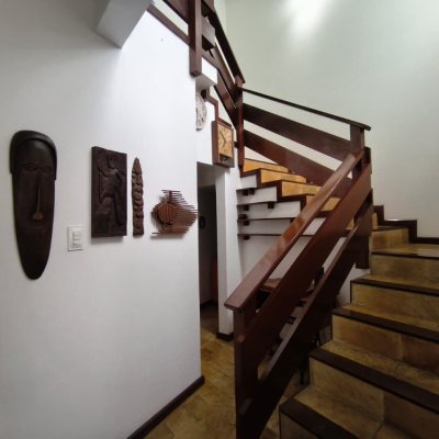 Casa Residencial com 224m², 6 quartos (sendo 2 suítes), 5 garagens, no bairro Agronômica em Florianópolis